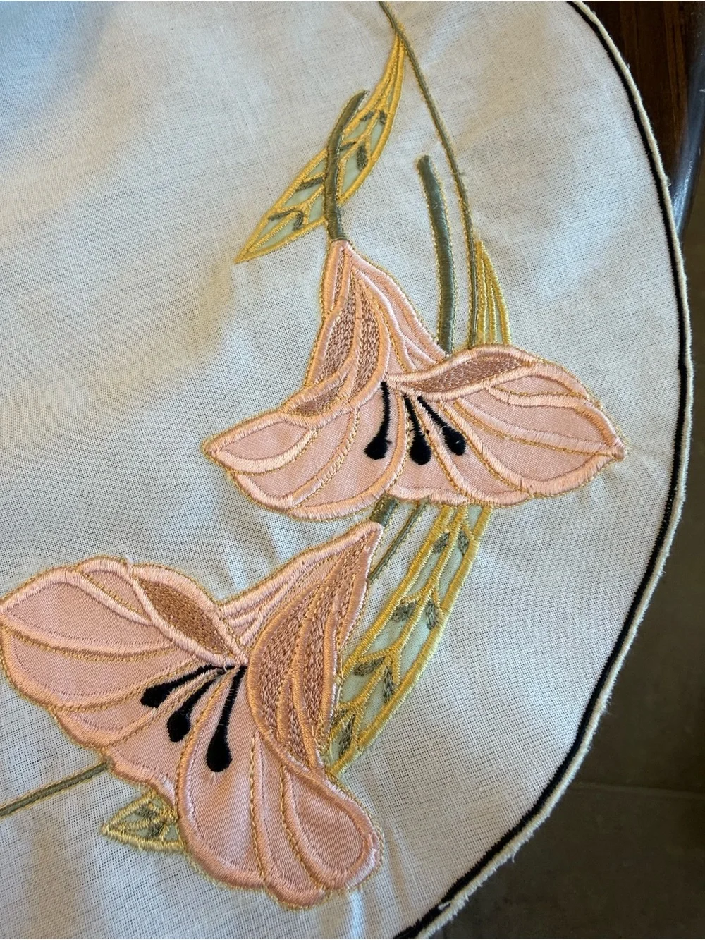 Villeroy & Boch Embroidered Pink Lily Scalloped Tablecloth 58